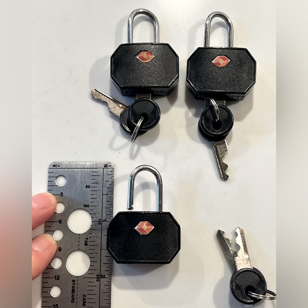 TSA luggage locks with keys - Picture 2 of 4